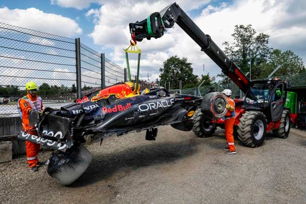 Bilder des Jahres 2025, Sport 05 Mai Sport Themen der Woche KW20 F1 - EMILIA ROMAGNA GRAND PRIX 2025 22 TSUNODA Yuki (jap), Red Bull Racing RB21, action crash, accident, marshall, commissaire de piste, marshal, marshalls, marshals during the Formula 1 AWS Gran Premio del Made in Italy e Dell™Emilia-Romagna 2025, Emilia Romagna Grand Prix 2025, 7th round of the 2025 FIA Formula One World Championship, WM, Weltmeisterschaft from May 16 to 18, 2025 on the Autodromo Internazionale Enzo e Dino Ferrari, in Imola, Italy - ImolaItaly Copyright: xJavierxJimenezx
