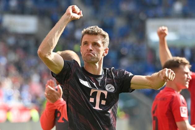 Final cheer Thomas MUELLER MÜLLER,Bayern Muenchen ,Farewell,last Bundesliga match Soccer 1 Bundesliga Season 2024 2025, 34 Matchday, Matchday34 TSG 1899 Hoffenheim FC Bayern Muenchen 0 4 on 17 05 2025, PreZero ARENA Â