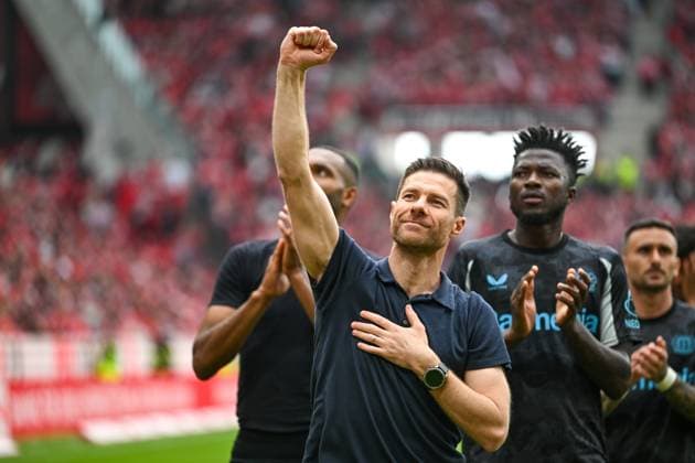 Xabi Alonso Bayer 04 Leverkusen, Coach says goodbye to the fans GER, 1 FSV Mainz 05 vs Bayer 04 Leverkusen Football, 1 Bundesliga, Matchday 34, Season 2024 2025, 17 05 2025 DFL REGULATIONS PROHIBIT ANY USE OF PHOTOGRAPHS as IMAGE SEQUENCES and or QUASI VIDEO GER, 1 FSV Mainz 05 vs Bayer 04 Leverkusen Football, 1 Bundesliga, Matchday 34, Season 2024 2025, 17 05 2025 Mainz Copyright: xEibner-Pressefoto FlorianxWiegandx EP_FWD
