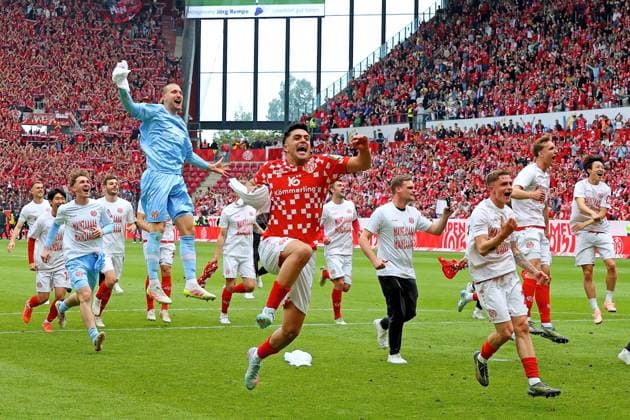 Mainz, Germany 17 May 2025 1 BL 2024 2025 FSV Mainz 05 vs Bayer 04 Leverkusen In the picture Mainz players celebrate exuberantly the entry into Europe DFL regulations prohibit any use of photographs as image sequences and or quasi video Mewa Arena Rheinland Pfalz Copyright: xFotostandx xRacochax