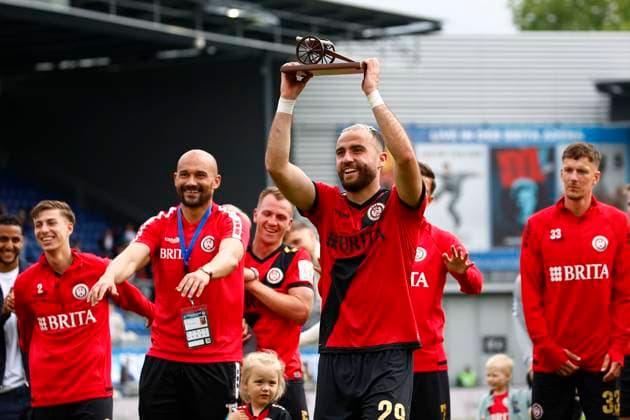 17 05 2025, xavx, Fußball 3 Liga, SV Wehen Wiesbaden Alemannia Aachen v l Fatih Kaya SV Wehen Wiesbaden cheers with the KICKER goal scorers crown in front of the fans DFL DFB REGULATIONS PROHIBIT ANY USE OF PHOTOGRAPHS as IMAGE SEQUENCES and or QUASI VIDEO Wiesbaden