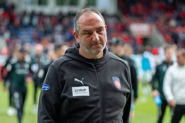 Frank Schmidt FC Heidenheim, Head coach is disappointed, dissatisfied at half-time, GER, 1 FC Heidenheim vs Werder Bremen, Football, Bundesliga, Matchday 34, Season 2024 2025, 17 05 2025, DFL DFB REGULATES PROHIBIT ANY USE OF PHOTOGRAPHS AS IMAGE SEQUENCES AND OR QUASI VIDEO, GER, 1 FC Heidenheim vs Werder Bremen, Football, Bundesliga, Matchday 34, Season 2024 2025, 17 05 2025 Heidenheim Copyright: xEibner-Pressefotox EP_EER