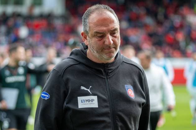 Frank Schmidt FC Heidenheim, Head coach is disappointed, dissatisfied at half-time, GER, 1 FC Heidenheim vs Werder Bremen, Football, Bundesliga, Matchday 34, Season 2024 2025, 17 05 2025, DFL DFB REGULATES PROHIBIT ANY USE OF PHOTOGRAPHS AS IMAGE SEQUENCES AND OR QUASI VIDEO, GER, 1 FC Heidenheim vs Werder Bremen, Football, Bundesliga, Matchday 34, Season 2024 2025, 17 05 2025 Heidenheim Copyright: xEibner-Pressefotox EP_EER