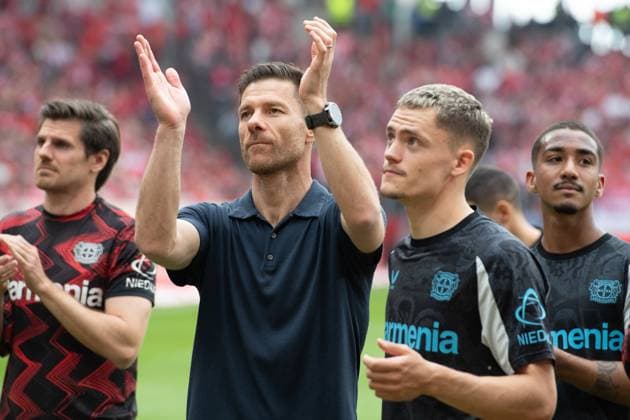 Final cheer coach Xabi Xabier ALONSO LEV and Florian WIRTZ LEV Cheers, jubilation, joy, cheers, 1 FSV Mainz 05 MZ Bayer Leverkusen LEV 2 2 Football 1 Bundesliga season 2024 2025, 34 Matchday, Matchday34, on 17 05 2025, MEWA Arena Mainz Â