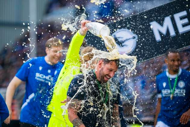 17 05 2025 Soccer, 2024 2025, 3 Liga, 38 Matchday, DSC Arminia Bielefeld SV Waldhof Mannheim Mitch, Michel Kniat Coach Bielefeld with a beer shower DFB REGULATIONS PROHIBIT ANY USE OF PHOTOGRAPHS AS IMAGE SEQUENCES AND OR QUASI VIDEO Bielefeld North Rhine-Westphalia Germany Schüco Arena