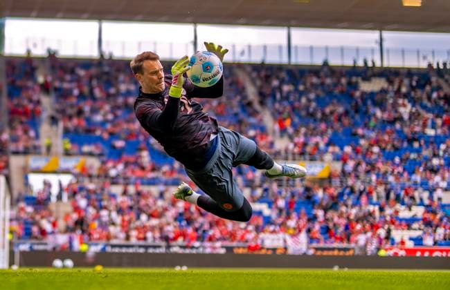 17 05 2025, Soccer 1 Bundesliga 2024 2025, Matchday 34, TSG 1899 Hoffenheim FC Bayern Munich, In the Pre Zero Arena Sinsheim goalkeeper Manuel Neuer FC Bayern Munich rushes to the ball during warm-up
