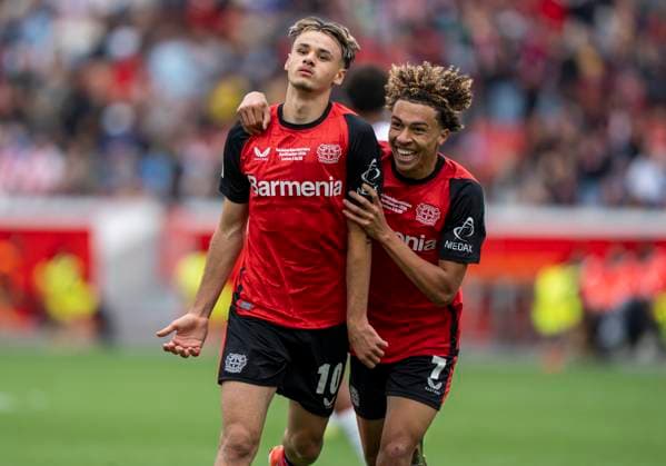 Kerim Alajbegovic Bayer 04 Leverkusen, 10 with the equalizer to 4 4 Cheers with his teammates 18 05 2025, Bayer Leverkusen 1 FC Köln, GER, Leverkusen, BayArena, Saison 24 25, DFB U19 Nachwuchsliga Finale DFL regulations prohibit any use of photographs as image sequences and or quasi video Copyright: HMBxMedia xMarcoxBader