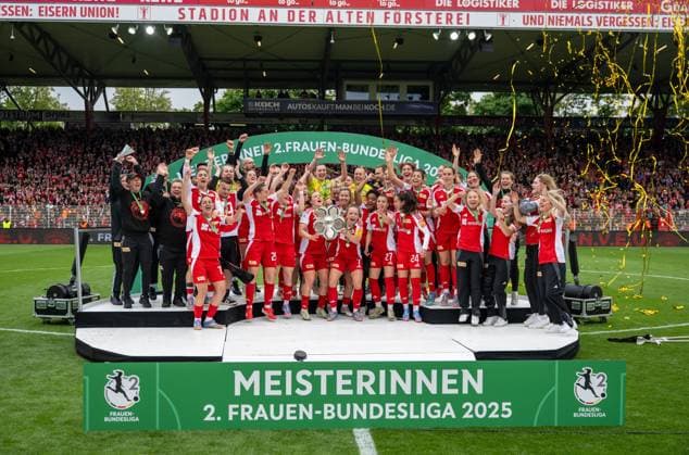 Soccer, Women, Season 2024 2025, 2 Womens Bundesliga 26 Matchday , 1 FC Union Berlin FSV Gütersloh, subsequent award ceremony for the Union women as champions of the 2 Bundesliga, in the picture Lisa Heiseler 1 FC Union raises the championship trophy in the air, 18 05 2025, Copyright: xMatthiasxKochx