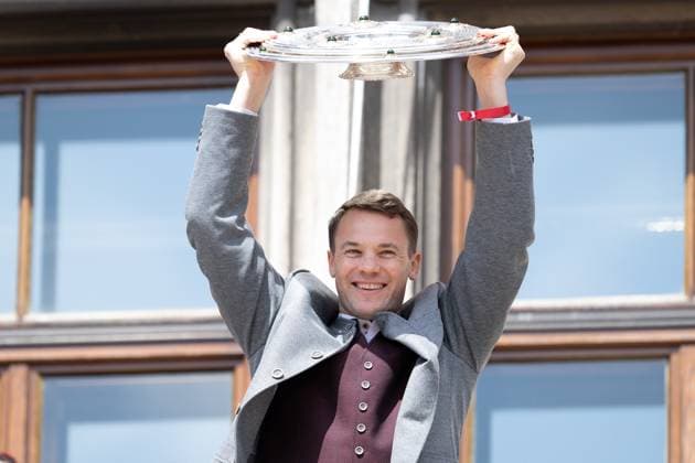Manuel Neuer 1 FC Bayern Muenchen with the Meisterschale, Meisterfeier, Rathausbalkon, FC Bayern Muenchen und FC Bayern Frauen, Fussball, 18 05 2025 DFB regulations prohibit any use of photographs as image sequences and or quasi video Muenchen Bayern Deutschland Copyright: xkolbert-press UlrichxGamelx