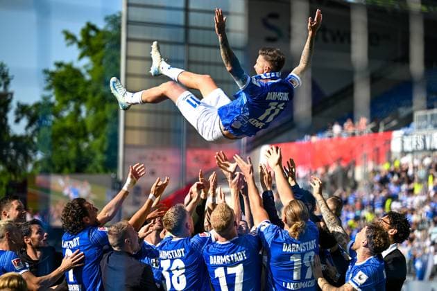 Tobias Kempe SV Darmstadt 98, 11 Is bid farewell by the team, GER, SV Darmstadt 98 vs SSV Jahn Regensburg, 2 Bundesliga, Football, Matchday 34, Season 2024 2025, 18 05 2025 DFL REGULATIONS PROHIBIT ANY USE OF PHOTOGRAPHS as IMAGE SEQUENCES and or QUASI VIDEO GER, SV Darmstadt 98 vs SSV Jahn Regensburg, 2 Bundesliga, Football, Matchday 34, Season 2024 2025, 18 05 2025 Darmstadt Copyright: xEibner-Pressefoto FlorianxWiegandx EP_FWD