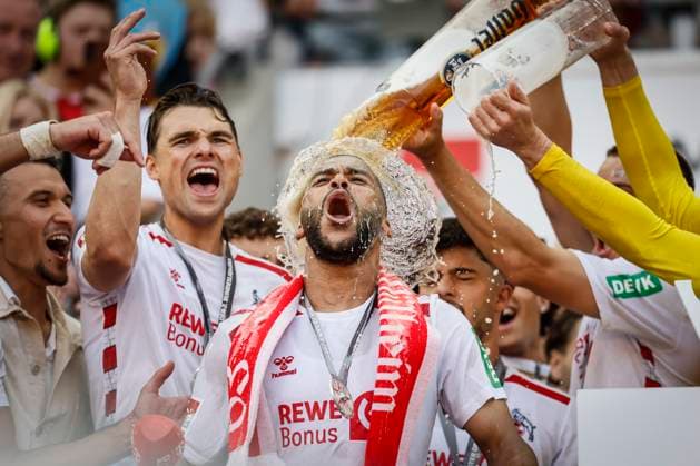 2 Soccer Bundesliga, 1 FC Köln 1 FC Kaiserslautern, 18 05 2025 Linton Maina 1 FC Köln, 37 gets a beer shower 34 Matchday of 2 Soccer Bundesliga, 2 Soccer Bundesliga, 1 FC Köln 1 FC Kaiserslautern on 18 05 2025 at RheinEnergie Stadion in Cologne THE DFL REGULATIONS PROHIBIT ANY USE OF PHOTOS AS PICTURE SEQUENCES AND OR QUASI VIDEO Copyright: xBEAUTIFULxSPORTS AxelxKohringx