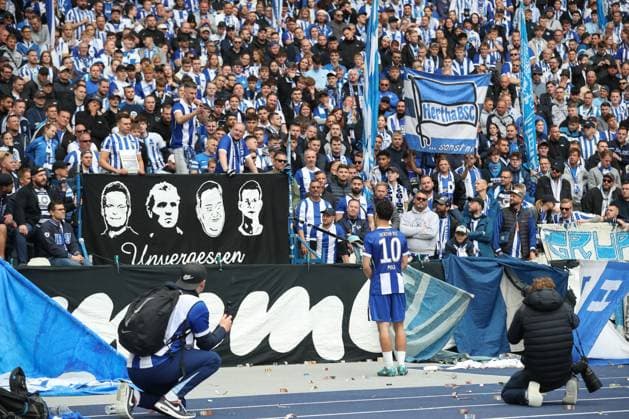 18 05 2025, xtgx, Soccer 2 Bundesliga, Hertha BSC Berlin Hannover 96 emspor, v l Herthas fans say goodbye to Ibrahim Maza Hertha, 10 DFL DFB REGULATIONS PROHIBIT ANY USE OF PHOTOGRAPHS as IMAGE SEQUENCES and or QUASI VIDEO Berlin