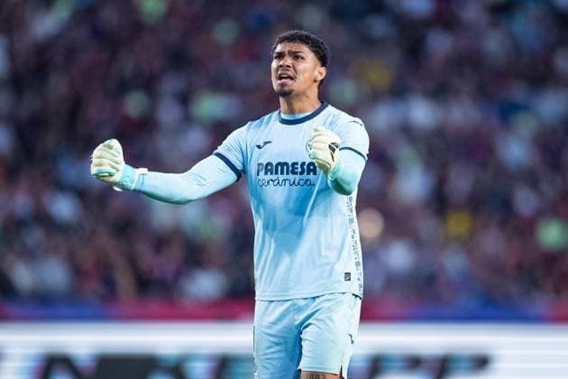 Spanish LaLiga EA Sports FC Barcelona, Barca v Villarreal CF in Barcelona, Spain. Barcelona, Spain, 18, May, 2025. Villarreal FC goalkeeper(01) Luiz Junior reacts during LaLiga EA Sports match FC Barcelona and Villarreal CF in Estadi Olimpic Lluis Companys, Barcelona, Spain, on May 18, 2025. Barcelona Estadi Olimpic Lluis Companys Barcelona Spain