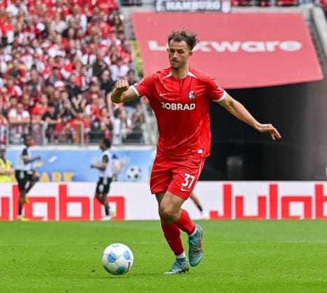 Max Rosenfelder SC Freiburg, 37 on the ball GER, SC Freiburg Eintracht Frankfurt, Football, Bundesliga, Matchday 34, Season 2024 2025, 17 05 2025 DFL DFB REGULATIONS PROHIBIT ANY USE OF PHOTOGRAPHS AS IMAGE SEQUENCES AND OR QUASI VIDEO GER, SC Freiburg Eintracht Frankfurt, Football, Bundesliga, Matchday 34, Season 2024 2025, 17 05 2025 Freiburg Copyright: xEibner-Pressefoto ThomasxHessx EP_THS