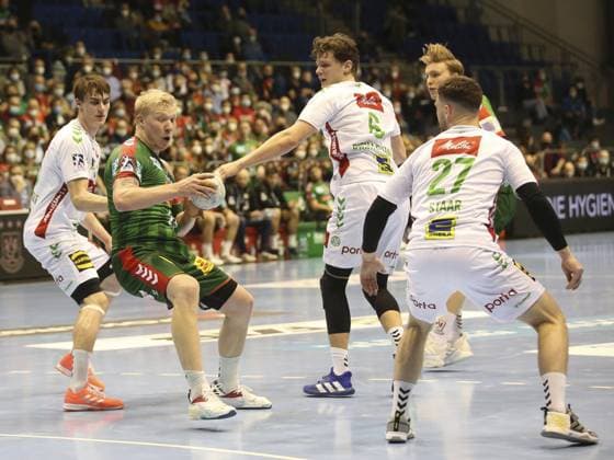 Magnus Saugstrup SC Magdeburg und Miro Schluroff GWD Minden SC Magdeburg, GWD Minden Handball Männer DHB-Pokal Viertelfinale Saison 2021-2022 am 06.02.2022 Magnus Saugstrup SC Magdeburg and Miro Schluroff GWD Minden SC Magdeburg, GWD Minden Handball Männer DHB-Pokal Viertelfinale Saison 2021-2022 am 06.02.2022 Copyright: imageBROKER AxelxKammerer ibliqx10605463