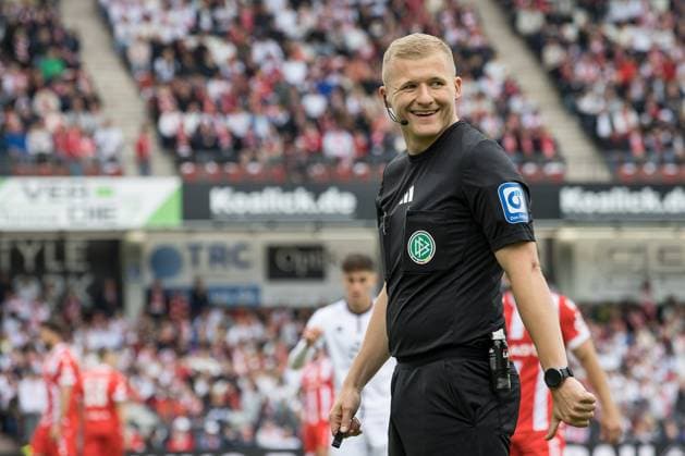 Cottbus, Germany 17 May 2025 3 Liga 2024 2025 FC Energie Cottbus vs FC Ingolstadt In the picture Referee Timo Gansloweit DFB regulations prohibit any use of photographs as image sequences and or quasi video LEAG Energie Stadion Brandenburg Copyright: xFotostandx xWeilandx