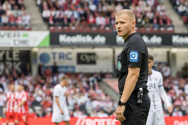Cottbus, Germany 17 May 2025 3 Liga 2024 2025 FC Energie Cottbus vs FC Ingolstadt In the picture Referee Timo Gansloweit DFB regulations prohibit any use of photographs as image sequences and or quasi video LEAG Energie Stadion Brandenburg Copyright: xFotostandx xWeilandx