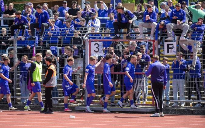 Fußball, Herren, Saison 2024 2025, COSY-WASCH Landespokal Berlin (Finale) im Mommsenstadion, BSV Eintracht Mahlsdorf BFC Dynamo (0:2), Malsdorf bei den Fans, Enttäuschung nach Abpfiff, 24.05. 2025, Copyright: xMatthiasxKochx