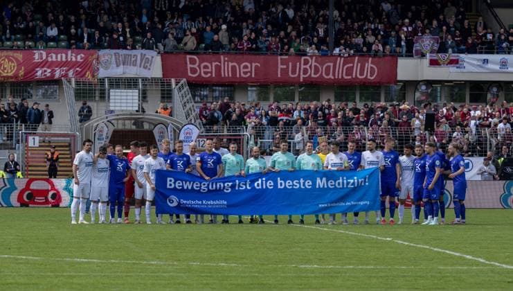 Soccer, men, 2024 2025 season, COSY WASCH Berlin State Cup Final at Mommsenstadion, BSV Eintracht Mahlsdorf BFC Dynamo, both teams before the match, Exercise is the best medicine, German Cancer Aid, 24 05 2025, Copyright: xMatthiasxKochx