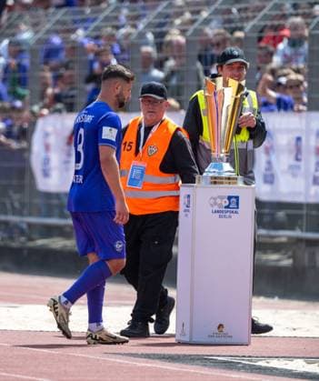 Soccer, Men, Season 2024 2025, COSY WASCH Berlin State Cup Final at Mommsenstadion, BSV Eintracht Mahlsdorf BFC Dynamo, Anton Kanther Eintracht Mahlsdorf saw the yellow red card, he walks past the cup into the dressing room, 24 05 2025, Copyright: xMatthiasxKochx