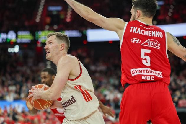 Andreas Obst FC Bayern Basketball, 13 with ball with Ivan Tkachenko Syntainics MBC, 05 , GER, FC Bayern Basketball vs SYNTAINICS MBC, Basketball, easycredit Basketball Bundesliga, BBL, Playoffs, Quarterfinals, Season 2024 2025, 24 05 2025, GER, FC Bayern Basketball vs SYNTAINICS MBC, Basketball, easycredit Basketball Bundesliga, BBL, Playoffs, Quarterfinals, Season 2024 2025, 24 05 2025 Muenchen Copyright: xEibner-Pressefoto JennixMaulx EP_JML