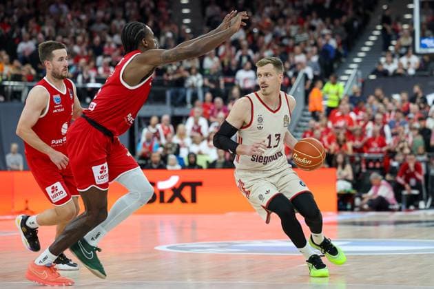 Andreas Obst FC Bayern Basketball, 13 with ball with Spencer Reaves Syntainics MBC, 31 and Ty Brewer Syntainics MBC, 15 , GER, FC Bayern Basketball vs SYNTAINICS MBC, Basketball, easycredit Basketball Bundesliga, BBL, Playoffs, Quarterfinals, Season 2024 2025, 24 05 2025, GER, FC Bayern Basketball vs SYNTAINICS MBC, Basketball, easycredit Basketball Bundesliga, BBL, Playoffs, Quarterfinals, Season 2024 2025, 24 05 2025 Muenchen Copyright: xEibner-Pressefoto JennixMaulx EP_JML