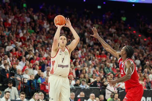 Johannes Voigtmann FC Bayern Basketball, 07 throwing with Ty Brewer Syntainics MBC, 15 , GER, FC Bayern Basketball vs SYNTAINICS MBC, Basketball, easycredit Basketball Bundesliga, BBL, Playoffs, Quarterfinals, 2024 2025 season, 24 05 2025, GER, FC Bayern Basketball vs SYNTAINICS MBC, Basketball, easycredit Basketball Bundesliga, BBL, Playoffs, Quarterfinals, 2024 2025 season, 24 05 2025 Munich Copyright: xEibner-Pressefoto JennixMaulx EP_JML