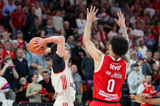 Vladimir Lucic FC Bayern Basketball, 11 with ball with Michael Devoe Syntainics MBC, 00 , GER, FC Bayern Basketball vs SYNTAINICS MBC, Basketball, easycredit Basketball Bundesliga, BBL, Playoffs, Quarterfinals, Season 2024 2025, 24 05 2025, GER, FC Bayern Basketball vs SYNTAINICS MBC, Basketball, easycredit Basketball Bundesliga, BBL, Playoffs, Quarterfinals, Season 2024 2025, 24 05 2025 Munich Copyright: xEibner-Pressefoto JennixMaulx EP_JML