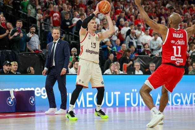 Andreas Obst FC Bayern Basketball, 13 with ball with Akeem Vargas Syntainics MBC, 11 and Janis Gailitis Syntainics MBC, Head Coach , GER, FC Bayern Basketball vs SYNTAINICS MBC, Basketball, easycredit Basketball Bundesliga, BBL, Playoffs, Quarterfinals, Season 2024 2025, 24 05 2025, GER, FC Bayern Basketball vs SYNTAINICS MBC, Basketball, easycredit Basketball Bundesliga, BBL, Playoffs, Quarterfinals, Season 2024 2025, 24 05 2025 Muenchen Copyright: xEibner-Pressefoto JennixMaulx EP_JML