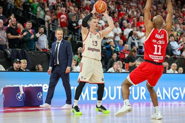 Andreas Obst FC Bayern Basketball, 13 with ball with Akeem Vargas Syntainics MBC, 11 and Janis Gailitis Syntainics MBC, Head Coach , GER, FC Bayern Basketball vs SYNTAINICS MBC, Basketball, easycredit Basketball Bundesliga, BBL, Playoffs, Quarterfinals, Season 2024 2025, 24 05 2025, GER, FC Bayern Basketball vs SYNTAINICS MBC, Basketball, easycredit Basketball Bundesliga, BBL, Playoffs, Quarterfinals, Season 2024 2025, 24 05 2025 Muenchen Copyright: xEibner-Pressefoto JennixMaulx EP_JML