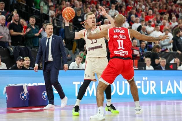 Andreas Obst FC Bayern Basketball, 13 with ball with Akeem Vargas Syntainics MBC, 11 and Janis Gailitis Syntainics MBC, Head Coach , GER, FC Bayern Basketball vs SYNTAINICS MBC, Basketball, easycredit Basketball Bundesliga, BBL, Playoffs, Quarterfinals, Season 2024 2025, 24 05 2025, GER, FC Bayern Basketball vs SYNTAINICS MBC, Basketball, easycredit Basketball Bundesliga, BBL, Playoffs, Quarterfinals, Season 2024 2025, 24 05 2025 Muenchen Copyright: xEibner-Pressefoto JennixMaulx EP_JML