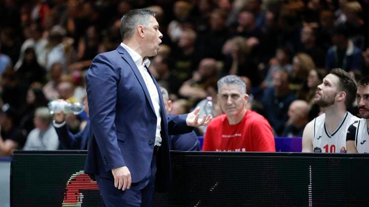 In the picture Head Coach Sasa Filipovski Wuerzburg Baskets discusses with the players bench 25 05 2025, Basketball Loewen Braunschweig vs FIT One Wuerzburg Baskets, easyCredit BBL Playoffs, Quarterfinals, Game 3, Germany, 38100, Volkswagen Halle Braunschweig, Copyright: HMBxMedia xJulienxBecker