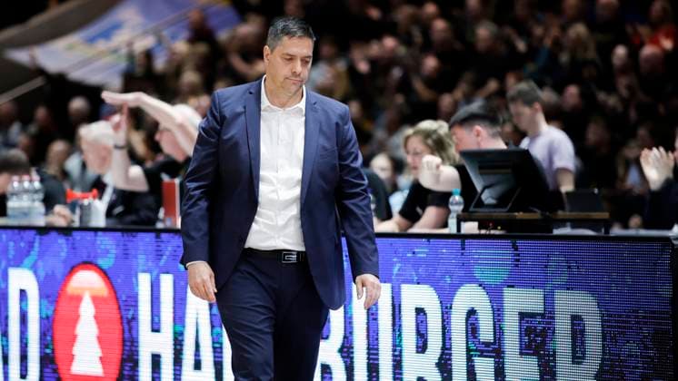 In the picture Head Coach Sasa Filipovski Wuerzburg Baskets , disappointment 25 05 2025, Basketball Loewen Braunschweig vs FIT One Wuerzburg Baskets, easyCredit BBL Playoffs, Quarterfinals, Game 3, Germany, 38100, Volkswagen Halle Braunschweig, Copyright: HMBxMedia xJulienxBecker