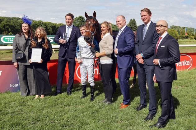 25 05 2025, Duesseldorf, Nordrhein Westfalen, GER Award ceremony Lady Ilze with Adrie de Vries wins the German 1000 Guineas racecourse Duesseldorf Grafenberg Award ceremony, Lady Ilze, de Vries, victory 250525SG997DUESSELDORF JPG