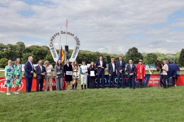 25 05 2025, Duesseldorf, Nordrhein Westfalen, GER Award ceremony Lady Ilze with Adrie de Vries wins the German 1000 Guineas racecourse Duesseldorf Grafenberg Award ceremony, Lady Ilze, de Vries, victory 250525SG998DUESSELDORF JPG