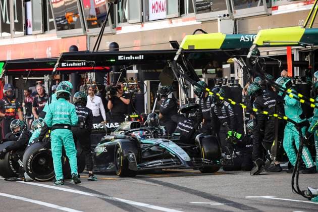 F1 - MONACO GRAND PRIX 2025 12 KIMI ANTONELLI Andrea (ita), Mercedes AMG F1 Team W16, pitstop pitlane, mechanic, mecanicien, mechanics during the Formula 1 Tag Heuer Grand Prix de Monaco, 8th round of the 2025 FIA Formula One World Championship, WM, Weltmeisterschaft from May 23 to 25, 2025 on the Circuit de Monaco, in Monte-Carlo, Monaco - Monte-CarloMonaco  Copyright: xXavixBonillax