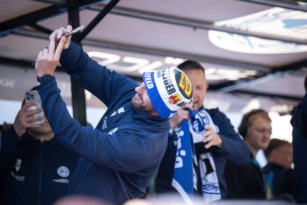 25 05 2025, Soccer, Championship celebration 3 Liga, Season 2024 2025, DSC Arminia Bielefeld celebrates the championship in the 3 Liga and the promotion to the 2 Liga on the balcony of the Bielefeld town hall Coach Mitch Kniat Arminia Bielefeld takes selfies with the fans, xRHR PHOTO TKx Copyright: RHR-FOTOx RHR-FOTO TK