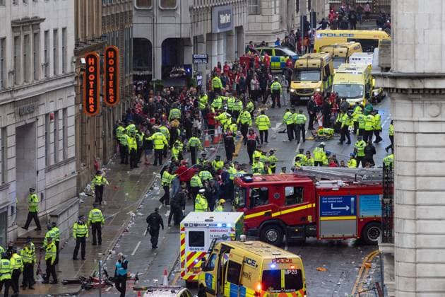 Sport Themen der Woche KW22 Bilder des Jahres 2025, Sport 05 Mai Sport Bilder des Tages Police and Emergency services attend an emergency incident after the Liverpool parade Liverpool Premier League Title Parade, Premier League, Football, Liverpool, UK - 26 May 2025 EDITORIAL USE ONLY No use with unauthorised audio, video, data, fixture lists, club league logos or live services. Online in-match use limited to 120 images, no video emulation. No use in betting, games or single club league player publications. Copyright: xPhilxBryan Shutterstockx 15316451dq