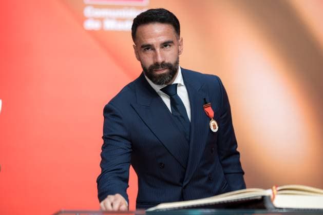Ayuso presents the Gold Medal of the Regional Administration to Real Madrid footballer Daniel Carvajal Real Madrid footballer Daniel Carvajal receives the Gold Medal of the Regional Administration, at the Real Casa de Correos, on 27 May 2025, in Madrid Spain The Government of Isabel Díaz Ayuso has awarded the Gold Medal to footballer Dani Carvajal, The Community has justified this recognition by recalling that the footballer has won more than 30 titles during his career, consolidating his position as one of the most successful players of his generation 27 MAY 2025 Diego Radamé Espana  Copyright: xDiegoxRadamÃ sx 6752941