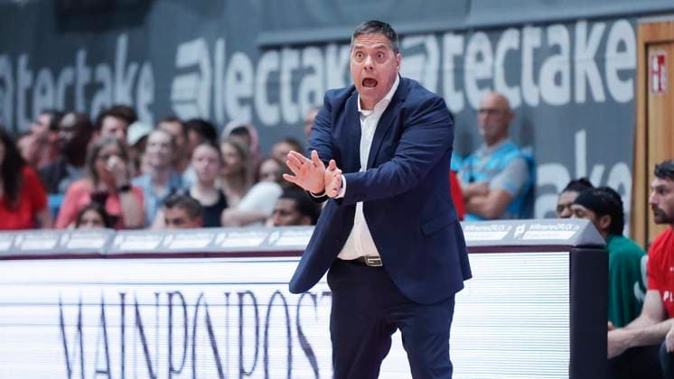 In the picture Head Coach Sasa Filipovski Wuerzburg Baskets gives instructions to his players 27 05 2025,FIT One Wuerzburg Baskets vs Basketball Loewen Braunschweig, easyCredit BBL Playoffs, 4 game, Germany, Wuerzburg, tectake Arena, Copyright: HMBxMedia xJulienxBecker