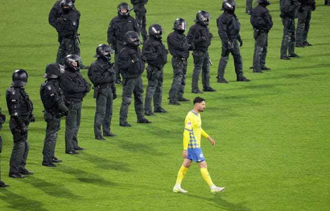 Fabio Kaufmann Eintracht Braunschweig Fußball, Herren, Saison 2024 2025 Relegation, Eintracht Stadion, Eintracht Braunschweig vs 1 FC Saarbruecken, Relegationsrueckspiel , 2 2 n V So Braunschweig is still in the 2 Liga DFL REGULATIONS PROHIBIT ANY USE OF PHOTOGRAPHS AS IMAGE SEQUENCES AND OR QUASI VIDEO