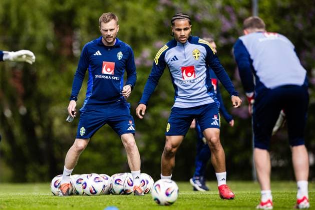 250528 Assistant coach Sebastian Larsson of the Swedish men s national football team during a training session on May 28, 2025 in Stockholm Photo Kenta Jönsson BILDBYRAN COP 210 KJ0245 fotboll football soccer fotball landskamp träning practice training sverige sweden sverige a bbeng  Copyright: KENTAxJÖNSSON BB250528KJ088