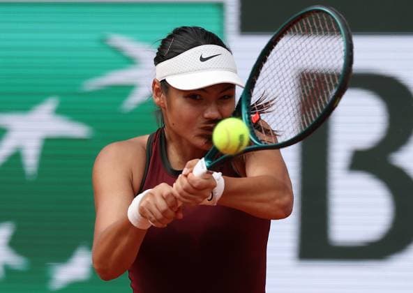 ROLAND GARROS 2025 Thierry Larret MAXPPP - PARIS (75) 28 05 2025 Thierry Larret Maxppp. Tennis. Roland Garros 2025. Internationaux de France de tennis. Stade Roland Garros, Paris (75). Le 28 mai. Court Phillipe Chatrier : Emma RADUCANU (GBR) vs Iga SWIATEK (POL) Tennis. Roland Garros 2025. French Open tennis tournament. Roland Garros Stadium, Paris (75) PARIS (75) STADE ROLAND GARROS PARIS ILE DE FRANCE FRANCE  Copyright: xMAXPPPxThierryxLarretx TLR202505282677 TLR202505282677