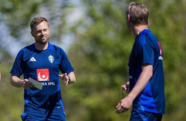 250529 Assistant coach Sebastian Larsson of the Swedish men s national football team during a training session on May 29, 2025 in Stockholm Photo Kenta Jönsson BILDBYRAN COP 210 KJ0246 fotboll football soccer fotball landskamp träning practice training sverige sweden sverige a bbeng  Copyright: KENTAxJÖNSSON BB250529KJ030