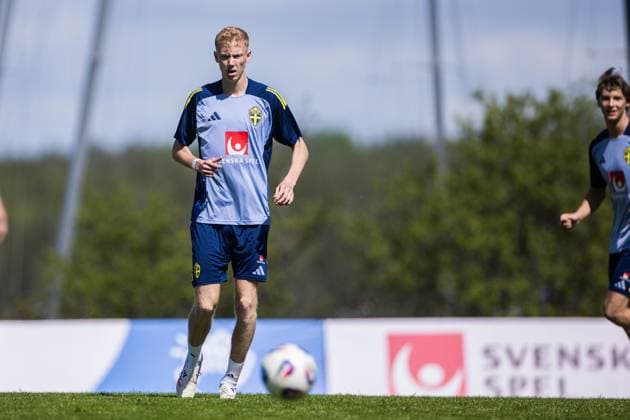250529 Hugo Larsson of the Swedish men s national football team during a training session on May 29, 2025 in Stockholm Photo Kenta Jönsson BILDBYRAN COP 210 KJ0246 fotboll football soccer fotball landskamp träning practice training sverige sweden sverige a bbeng  Copyright: KENTAxJÖNSSON BB250529KJ039