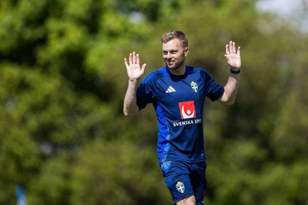 250529 Assistant coach Sebastian Larsson of the Swedish men s national football team during a training session on May 29, 2025 in Stockholm Photo Kenta Jönsson BILDBYRAN COP 210 KJ0246 fotboll football soccer fotball landskamp träning practice training sverige sweden sverige a bbeng  Copyright: KENTAxJÖNSSON BB250529KJ063