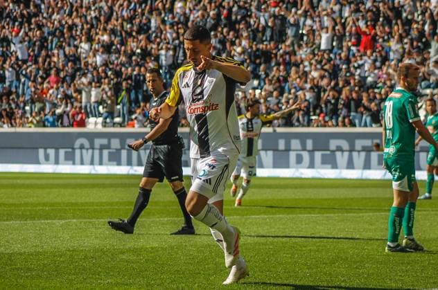 Football Austria, Admiral Bundesliga 2024 2025, European Cup playoff first leg, Bundesliga ECL final Linzer ASK Lask Linz vs SK Rapid Wien Raiffeisen Arena Linz Goal celebration by the scorer of the 1 0 Robert Zulj LASK Linz 10 Copyright: xLukasxBierederx