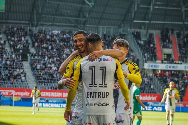 Football Austria, Admiral Bundesliga 2024 2025, European Cup playoff first leg, Bundesliga ECL Final Linzer ASK Lask Linz vs SK Rapid Wien Raiffeisen Arena Linz Cheering through the 1 0 by Robert Zulj LASK Linz 10 Maximilian Entrup LASK Linz 11 with Robert Zulj LASK Linz 10 celebrating Copyright: xLukasxBierederx
