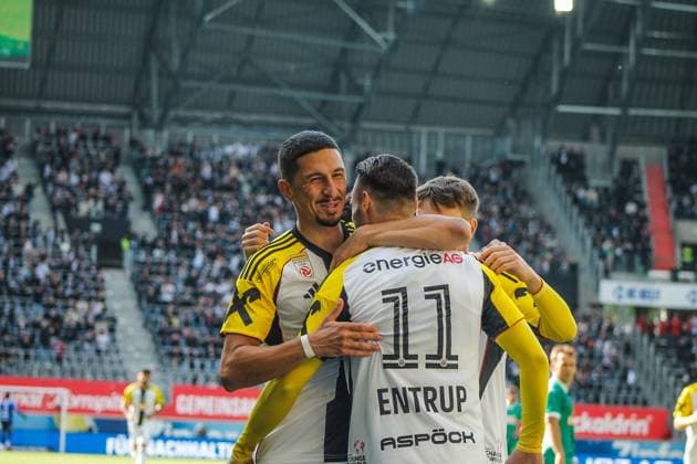 Football Austria, Admiral Bundesliga 2024 2025, European Cup playoff first leg, Bundesliga ECL final Linzer ASK Lask Linz vs SK Rapid Vienna Raiffeisen Arena Linz Cheers through the 1 0 by Robert Zulj LASK Linz 10 Copyright: xLukasxBierederx