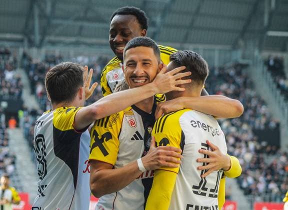 Football Austria, Admiral Bundesliga 2024 2025, European Cup playoff first leg, Bundesliga ECL final Linzer ASK Lask Linz vs SK Rapid Vienna Raiffeisen Arena Linz Cheers through the 1 0 by Robert Zulj LASK Linz 10 goal celebration Copyright: xLukasxBierederx